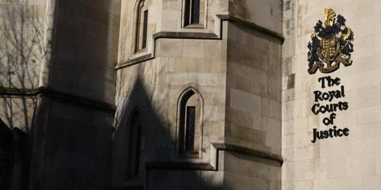 محكمة بريطانية تبرِّئ 3 من السود بعد 50 عاما في السجن..