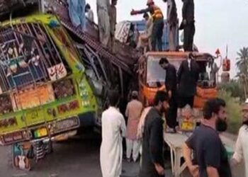 مصرع 28 شخصاً بتصادم حافلة بشاحنة شرق باكستان