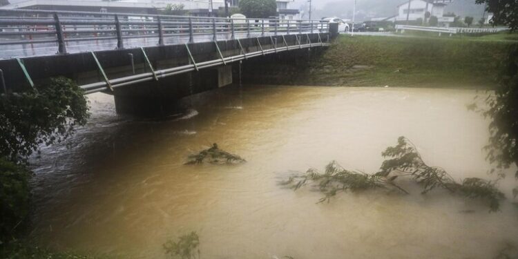 أمطار غزيرة في اليابان تسبب انهيارات طينية وتهدد بفيضانات