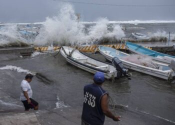 الإعصار “غريس” يضرب شرق المكسيك ويتسبب بمقتل 8 أشخاص