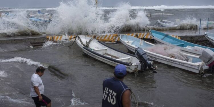 الإعصار “غريس” يضرب شرق المكسيك ويتسبب بمقتل 8 أشخاص
