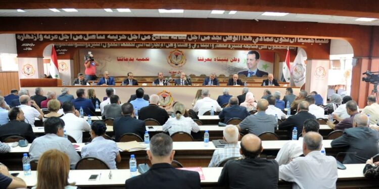 رئيس مجلس الوزراء أمام مجلس اتحاد نقابات العمال: العمل لتأمين النقل الجماعي للعاملين ومستلزمات الأمن الصناعي وتحسين متممات الرواتب
