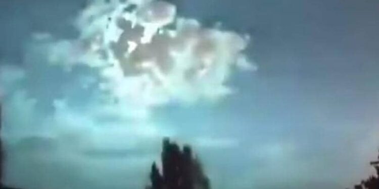 فيديو .. جسم غامض فوق تركيا