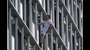 لحظات تحبس الأنفاس لشاب بريطاني يتسلق مبنى في لندن دون حماية (فيديو)