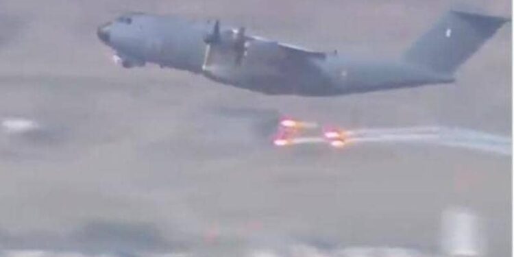 طائرات غربية تطلق بالونات حرارية، في تحذير لتنظيم “داعش” الإرهابي، خوفا من استهداف مطار كابل