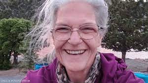 مسنة تسجل آخر لحظاتها قبل اجتياح الفيضانات – فيديو