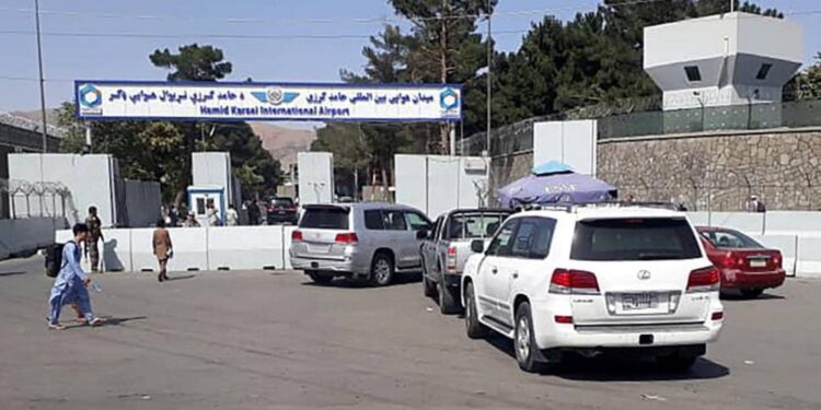 فوضى وإطلاق نار وقتلى دهسا في مطار كابل