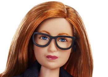 “باربي” تصنّع دمية تشبه مطوّرة لقاح “كوفيد” البريطاني