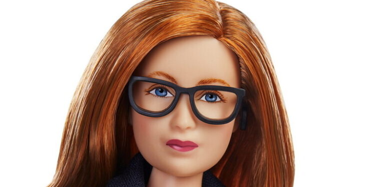 “باربي” تصنّع دمية تشبه مطوّرة لقاح “كوفيد” البريطاني