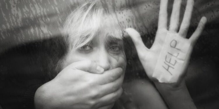 تعرفت عليه في مواقع التعارف فاختطفها و اغتصبها