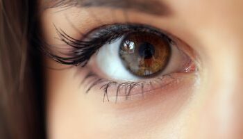 شيء ما في عينيك “يفضحك” إن كنت تنظر إلى “شخص غير موجود”!