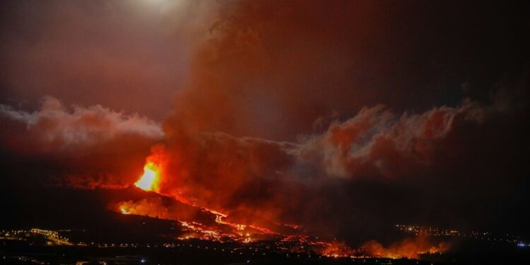 بركان”كومبر فيجا” يدمر مئات المنازل في إحدى جزر الكناري الإسبانية – فيديو