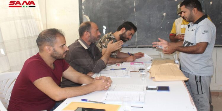 تسوية أوضاع عشرات المسلحين في اليادودة بريف درعا والوجهاء يؤكدون أهمية عودة الأمن والاستقرار