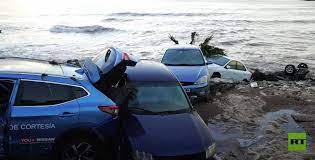 فيضانات تغطي مدينة إسبانية بالوحل وتجرف سيارات إلى البحر – فيديو