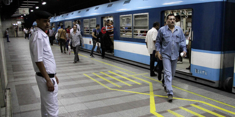 مصر .. مسن يلقي نفسه تحت عجلات مترو القاهرة