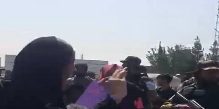 عناصر “طالبان” يفرقون مظاهرة نسائية في العاصمة الأفغانية كابل