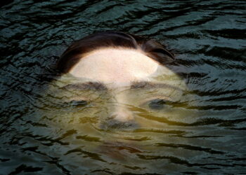 الفتاة الغارقة شخصية غامضة تحمل عنوان “غداً” – (فيديو)