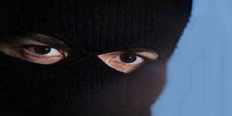 الأردن.. اللص المقنع بقبضة الأهالي بعد عامين من السرقات