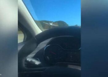 خلل فني يجبر طائرة على الهبوط وسط طريق سريع مزدحم