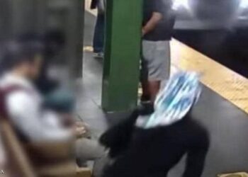 إمرأة تدفع أخرى أمام قطار