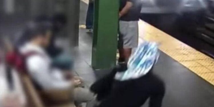 إمرأة تدفع أخرى أمام قطار