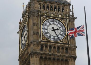 غضب إزاء فرض “أساور تطعيم” في المدن الطلابية في بريطانيا..