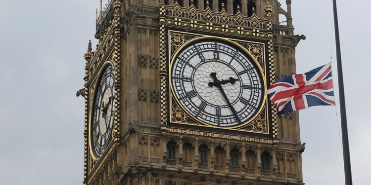 غضب إزاء فرض “أساور تطعيم” في المدن الطلابية في بريطانيا..