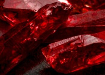 اكتشاف دليل على وجود حياة قديمة داخل حجر ياقوت لأول مرة على الإطلاق..