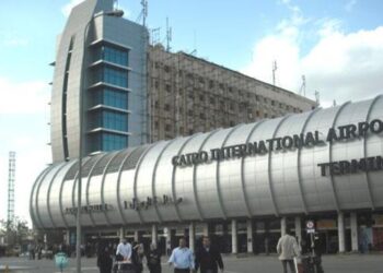 تاس: طائرة متجهة من القاهرة إلى موسكو تطلق إنذارا عاجلا وتعود إلى المطار بعد إقلاعها