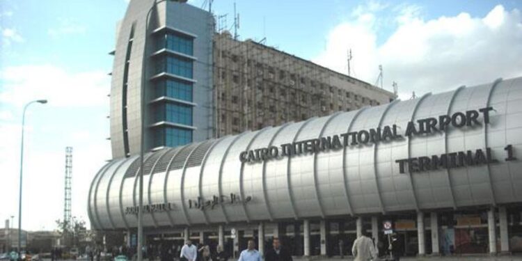 تاس: طائرة متجهة من القاهرة إلى موسكو تطلق إنذارا عاجلا وتعود إلى المطار بعد إقلاعها