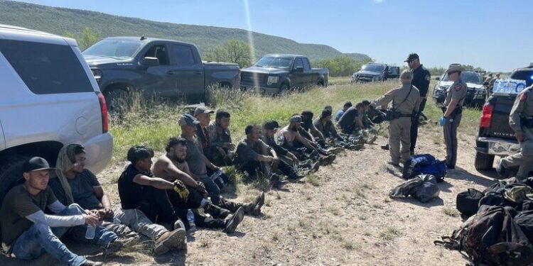 العثور على مجموعة مهاجرين من المكسيك داخل عربة صهريج