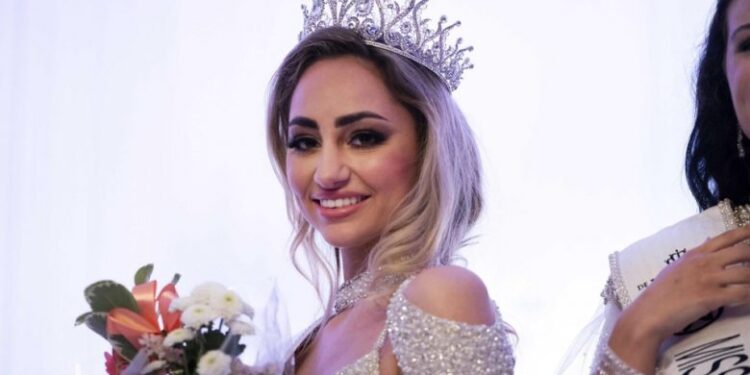 لقاح كورونا يتسبب بانسحاب ملكة جمال هولندا من المسابقة