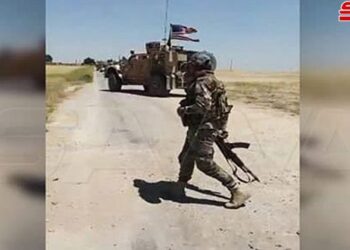 الجيش يعترض رتلاً عسكرياً للاحتلال الأمريكي عند قرية عاكولة في القامشلي