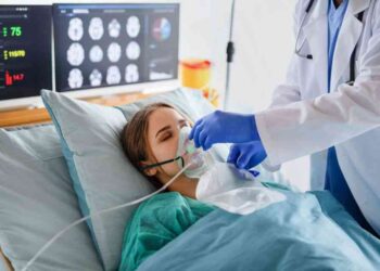 أعراض المتحور أوميكرون.. مختلفة لكنها خفيفة