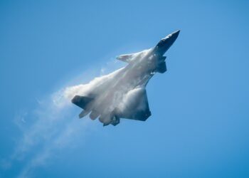 الصين تحول واحدة من مقاتلاتها التجريبية طراز “جي – 20” إلى نصب تذكاري