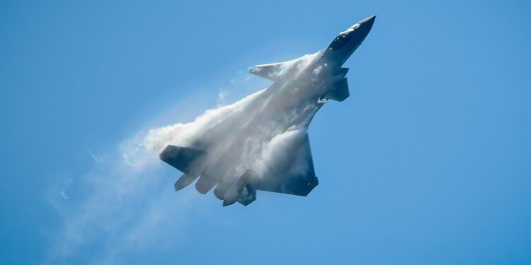 الصين تحول واحدة من مقاتلاتها التجريبية طراز “جي – 20” إلى نصب تذكاري