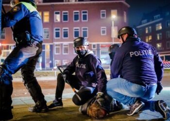 هولندا.. وقوع إصابات بمواجهات بين الشرطة والمحتجين على قيود كورونا