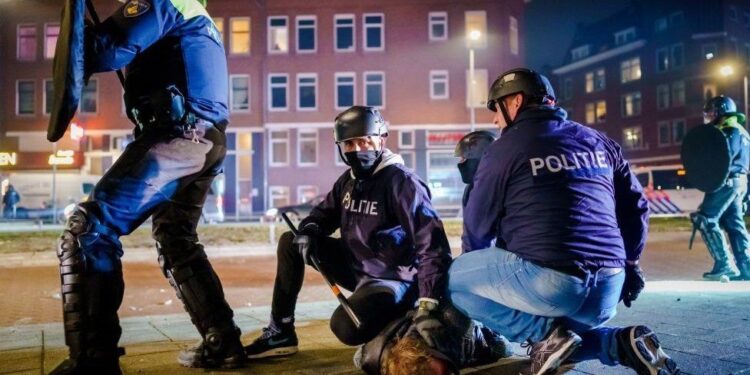 هولندا.. وقوع إصابات بمواجهات بين الشرطة والمحتجين على قيود كورونا