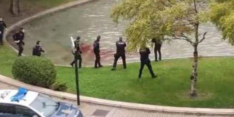 إسبانيا.. رجل يركض عاريا في الشارع ويطعن نفسه حتى الموت أمام الشرطة