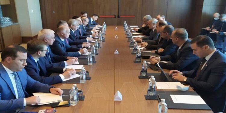 وفد الجمهورية العربية السورية إلى اجتماع أستانا يبحث مع الوفد الروسي البنود المدرجة على جدول أعمال الاجتماع