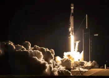إطلاق 52 قمرا اصطناعيا لتزويد الأرض بالإنترنت