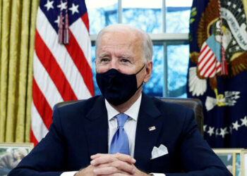 بايدن يطمئن الأميركيين بشأن انتشار “أوميكرون”