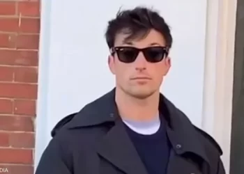 وسامة الحارس الشخصي للرئيس الأميركي تحول الأنظار إليه – (فيديو) ..