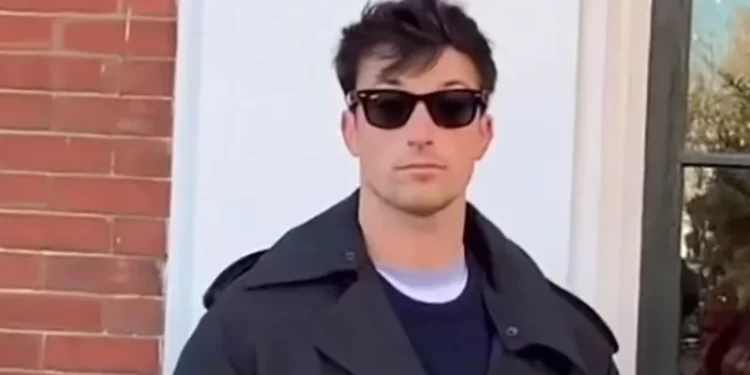 وسامة الحارس الشخصي للرئيس الأميركي تحول الأنظار إليه – (فيديو) ..