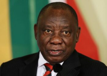 رئيس جنوب إفريقيا يتعافى من فيروس كورونا و يعود لعمله ..