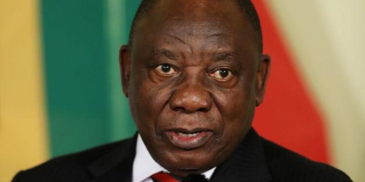 رئيس جنوب إفريقيا يتعافى من فيروس كورونا و يعود لعمله ..