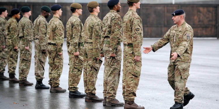 وسائل إعلام: الجنود البريطانيون تلقوا أمرا بالتظاهر بـ”النشاط” على الحدود الروسية