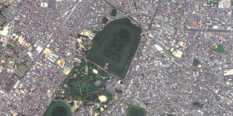 صور الأقمار الصناعية تكشف النقاب عن لغز المقابر اليابانية القديمة في شكل ثقب مفتاح الباب