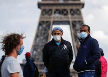 فرنسيون “يرجمون” نائب ماكرون أمام منزله رفضا للجواز الصحي.. (فيديو)