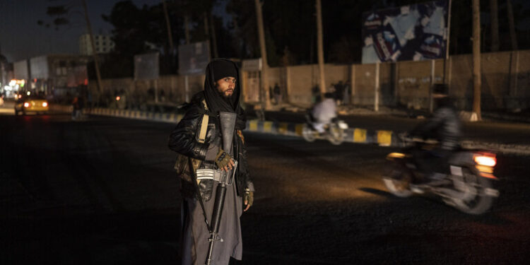 طالبان تعتقل أستاذا جامعيا انتقد الحكومة